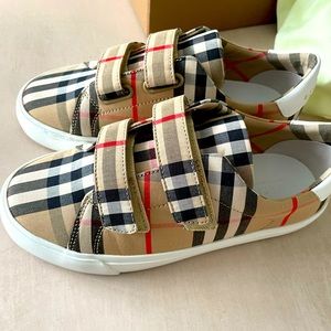 Burberry sneakers size 33 Size 3